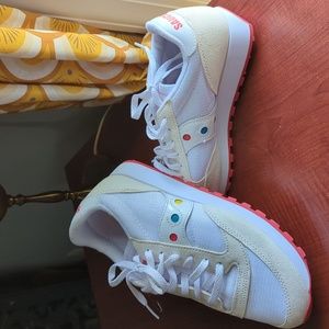 Unisex Saucony tennis shoes men's 7 fits women's 8.5